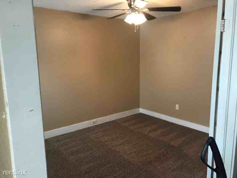 403 S Sycamore St - Photo 3 of 11