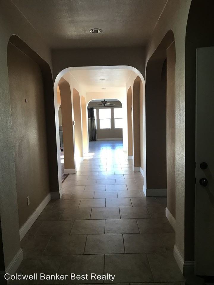 1005 Carolyn Ln - Photo 2 of 13