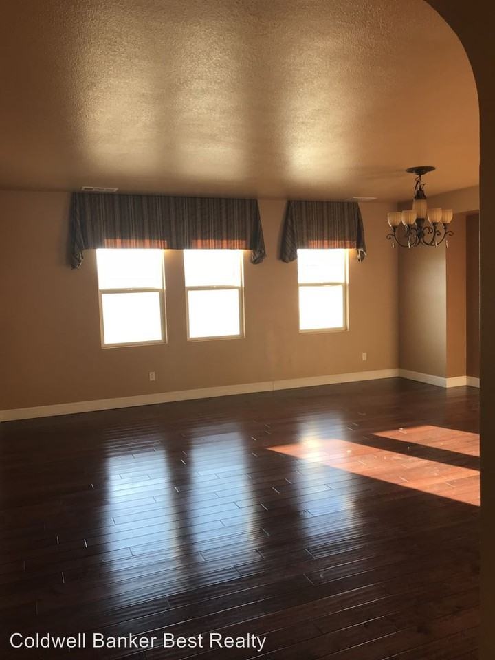 1005 Carolyn Ln - Photo 3 of 13