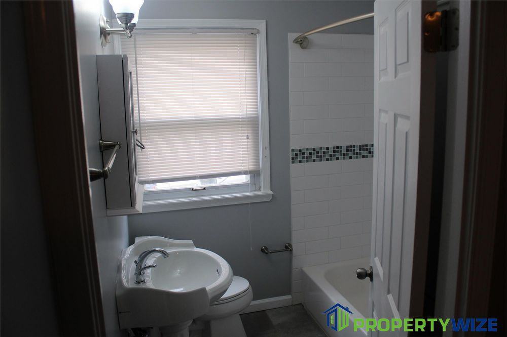 1710 Heathfield Rd - Photo 3 of 13