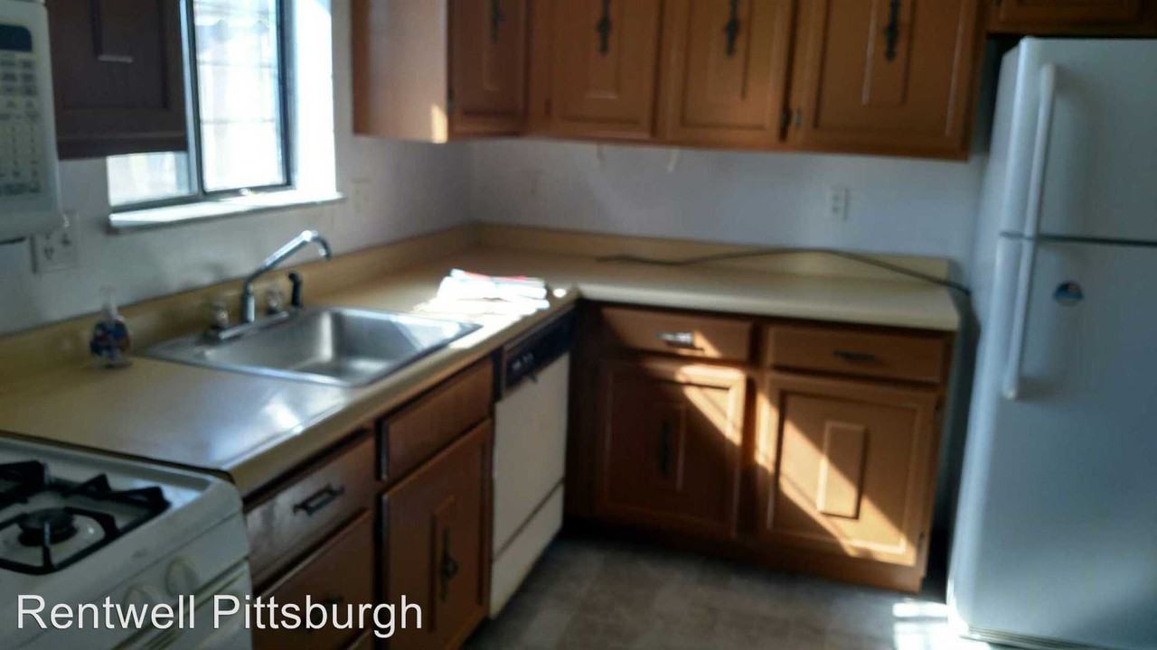 436 Sylvania Ave - Photo 3 of 4