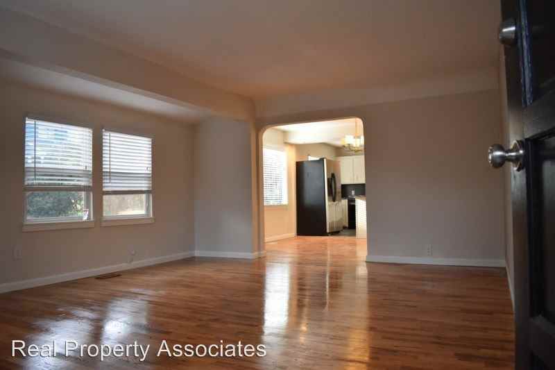 9801 Roosevelt Way NE - Photo 3 of 24