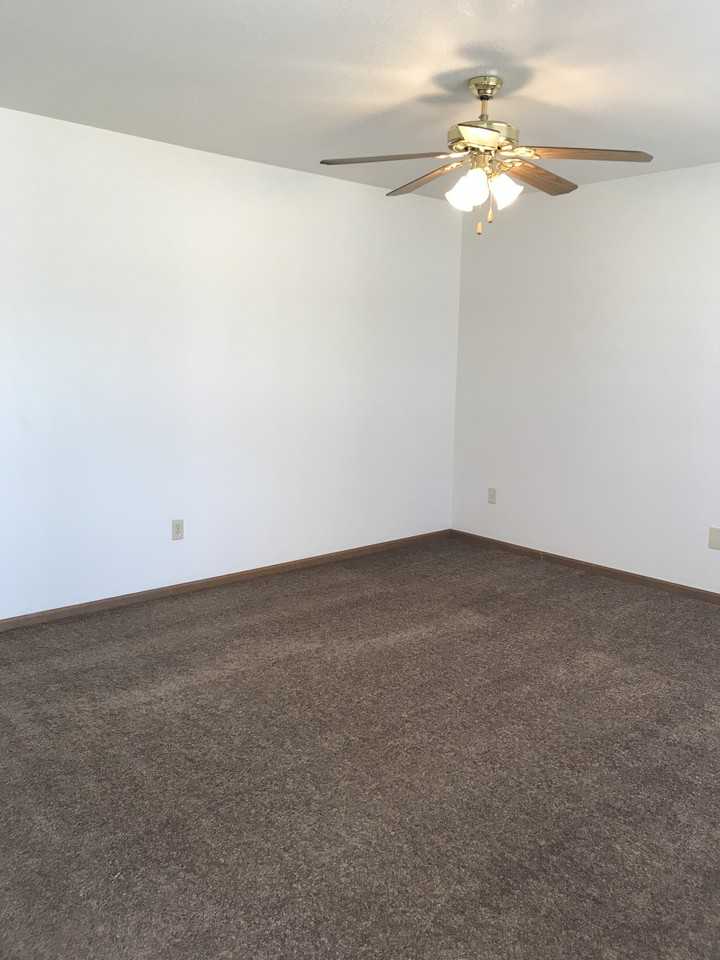 215 Aaron Ln - Photo 2 of 14