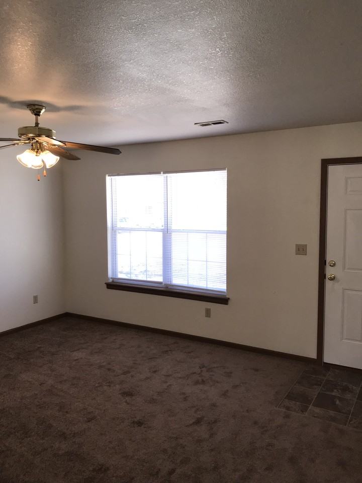 215 Aaron Ln - Photo 3 of 14