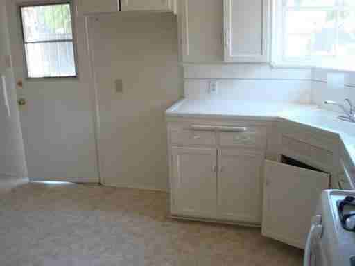 2124 N Rutgers Ave - Photo 2 of 9