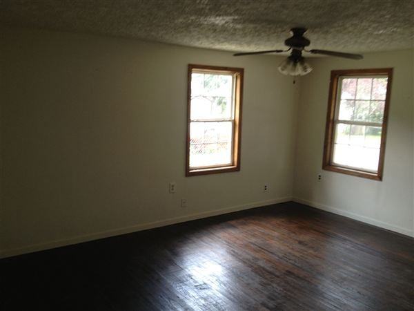 100 Meadow Ln - Photo 2 of 7