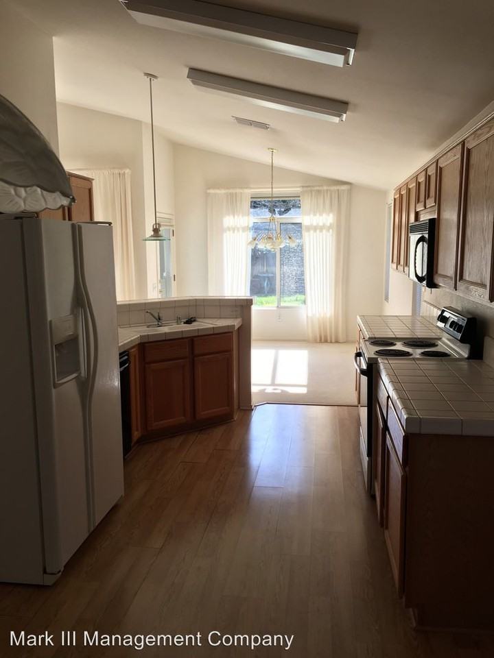 601 Blackstone Ct - Photo 2 of 13