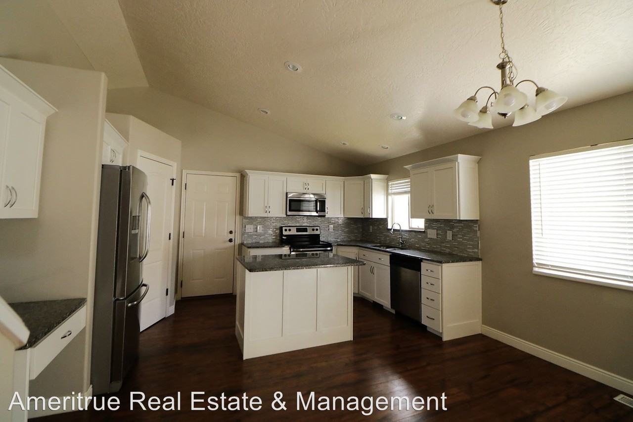 2877 W 370 N St - Photo 3 of 21