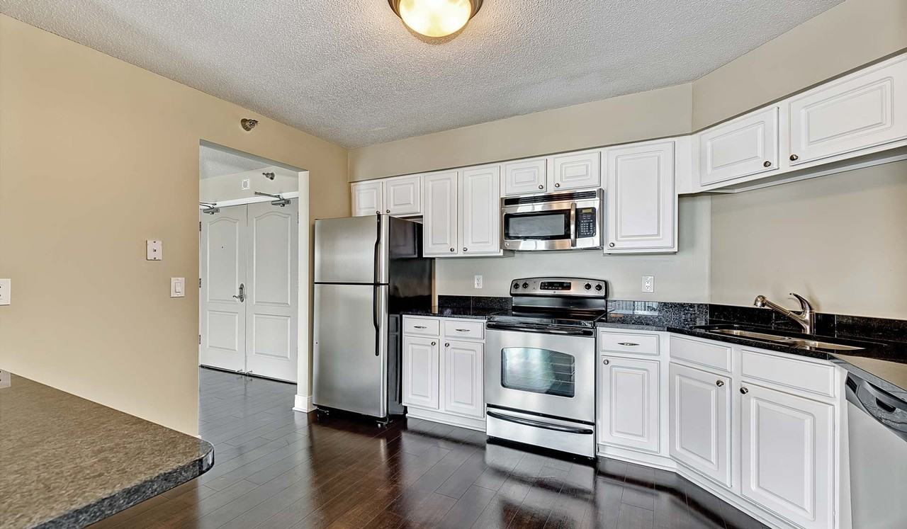 Calhoun Beach Club Apartments - Photo 3 of 43