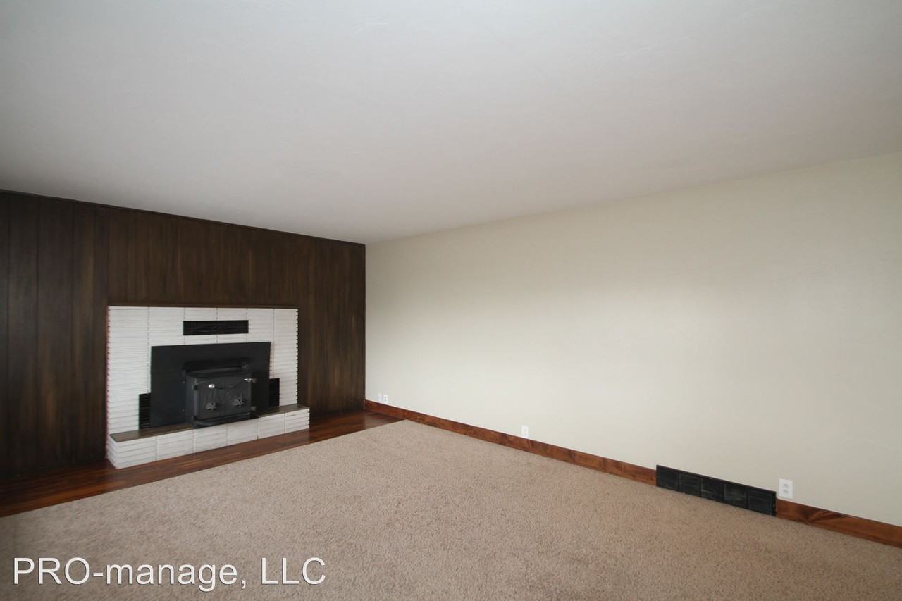 383 W Locust St - Photo 2 of 13