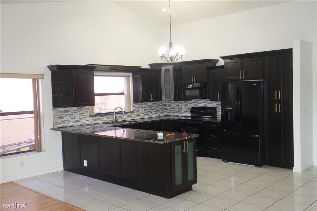 9721 Millpond Rd - Photo 3 of 16