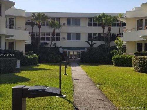 10191 Collins Ave #104 - Photo 2 of 8