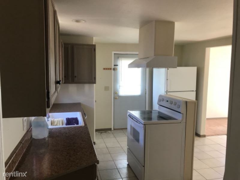 106 NE 11th St - Photo 3 of 7