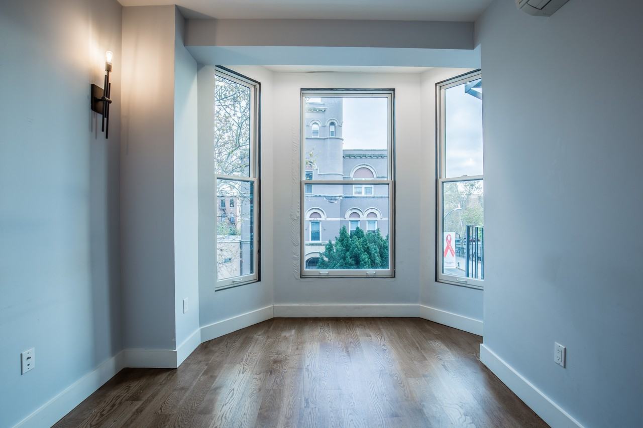 Vernon Ave & Tompkins Ave #3r