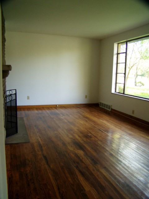 227 E Wilson Bridge Rd - Photo 3 of 9