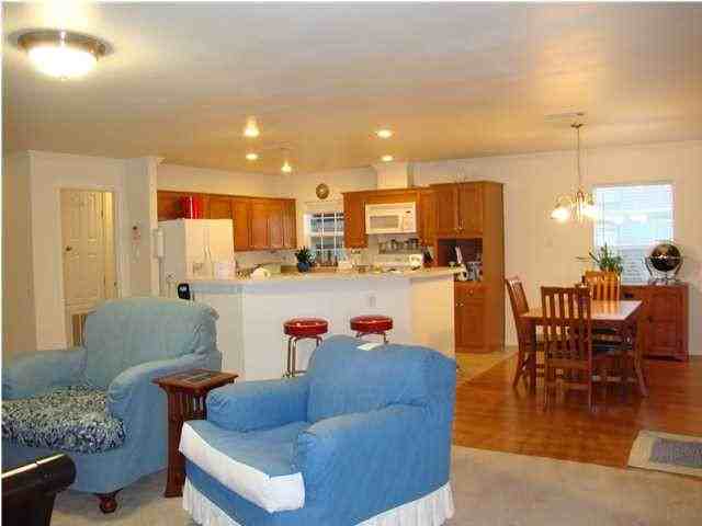137 Stoneburg Dr - Photo 3 of 4