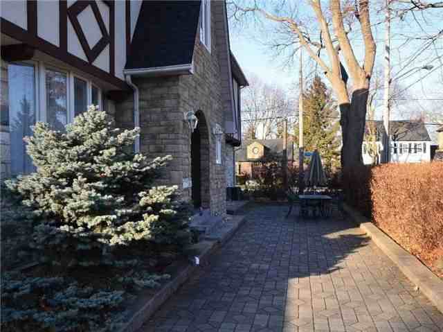 186 Royalavon Crescent - Photo 2 of 18