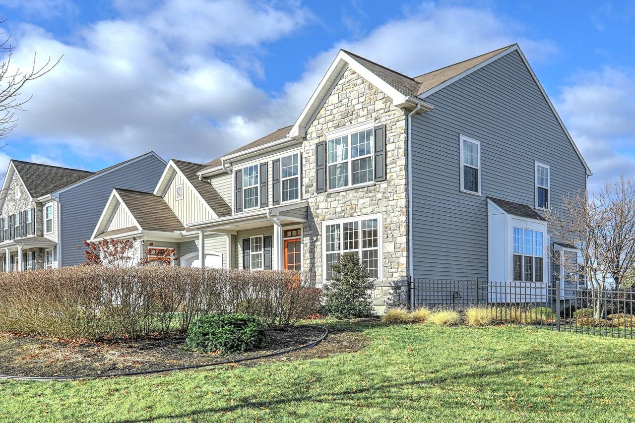 140 Centre Ct - Photo 2 of 38