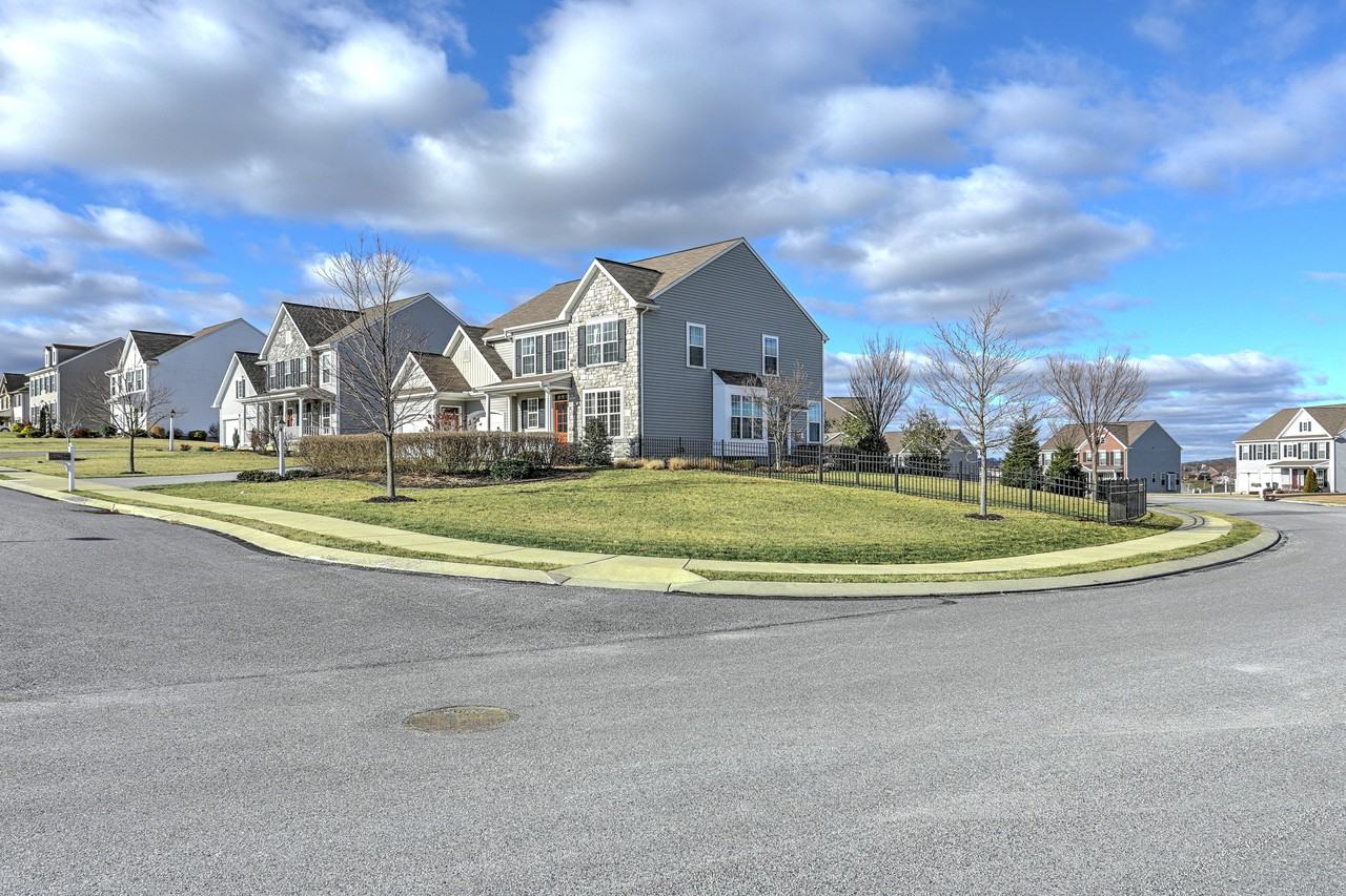 140 Centre Ct - Photo 3 of 38