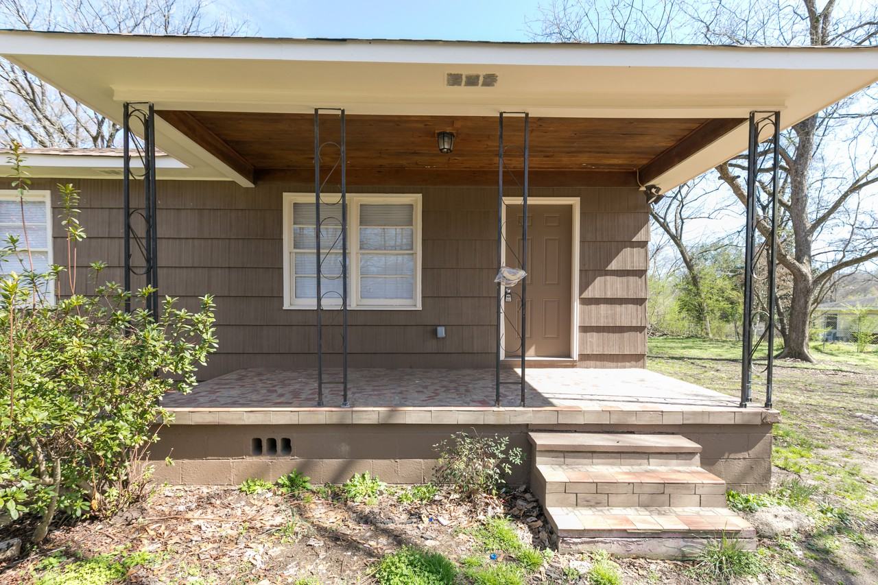 1011 Heflin Ave W - Photo 3 of 13