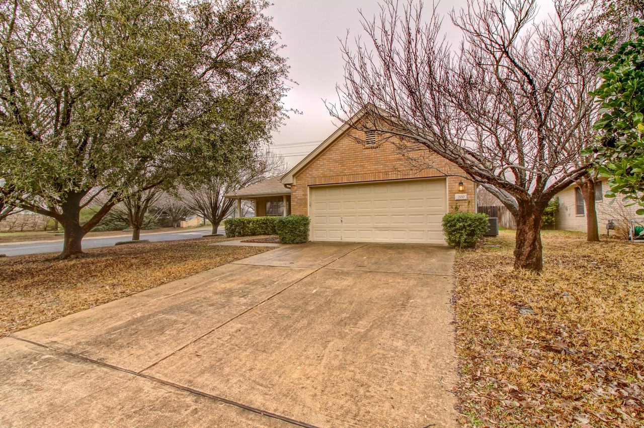 200 Bastian Ln - Photo 3 of 32