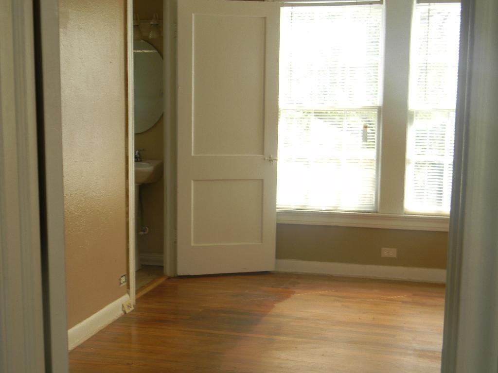 414 McIntyre Ave - Photo 3 of 5