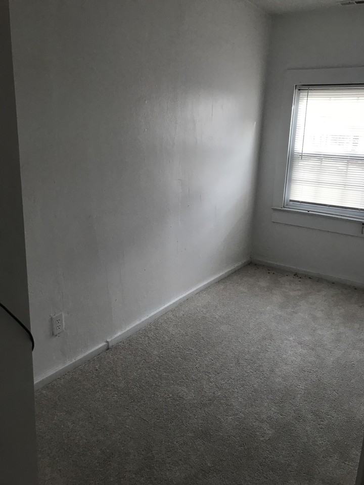 1141 30th St - Photo 3 of 6