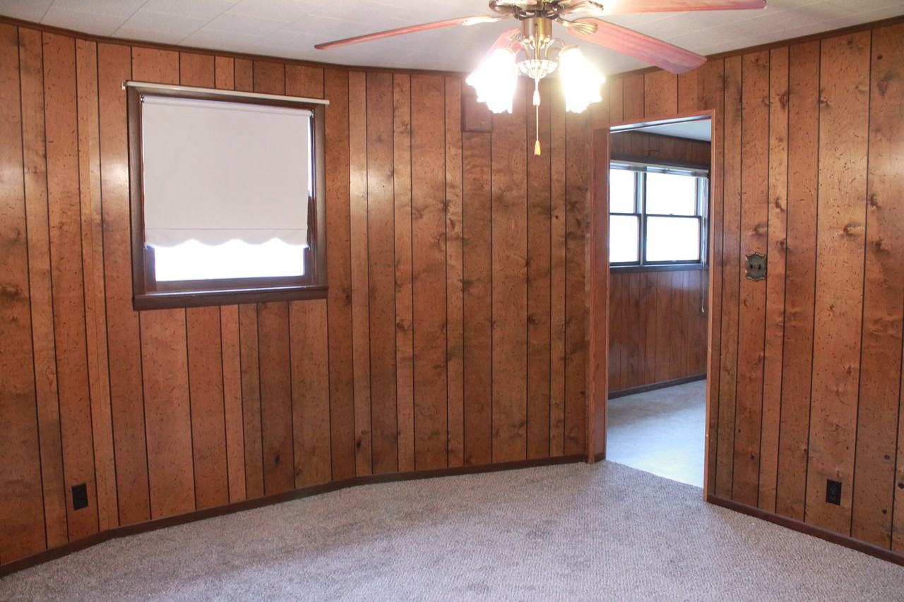 1304 W Tyler St - Photo 3 of 4