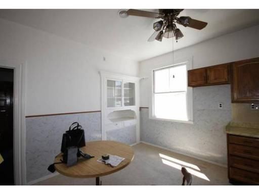 938 Rutland St - Photo 3 of 10