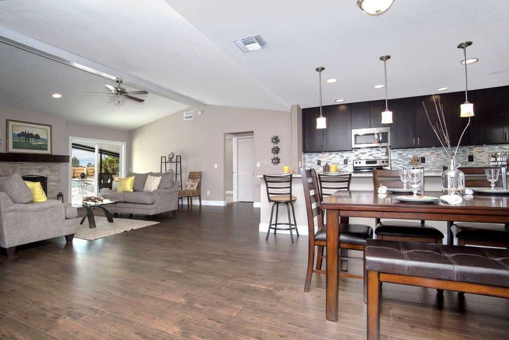 1004 Classic Dr - Photo 3 of 31