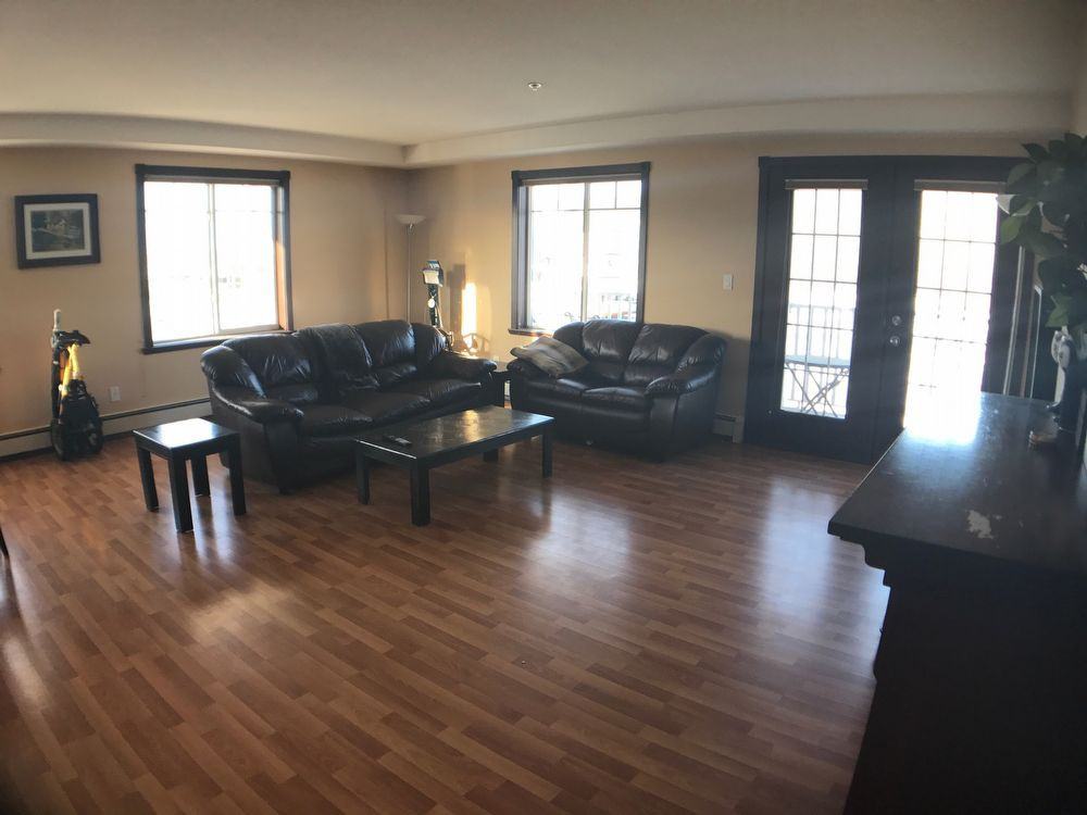 10217 Queen St - Photo 2 of 14