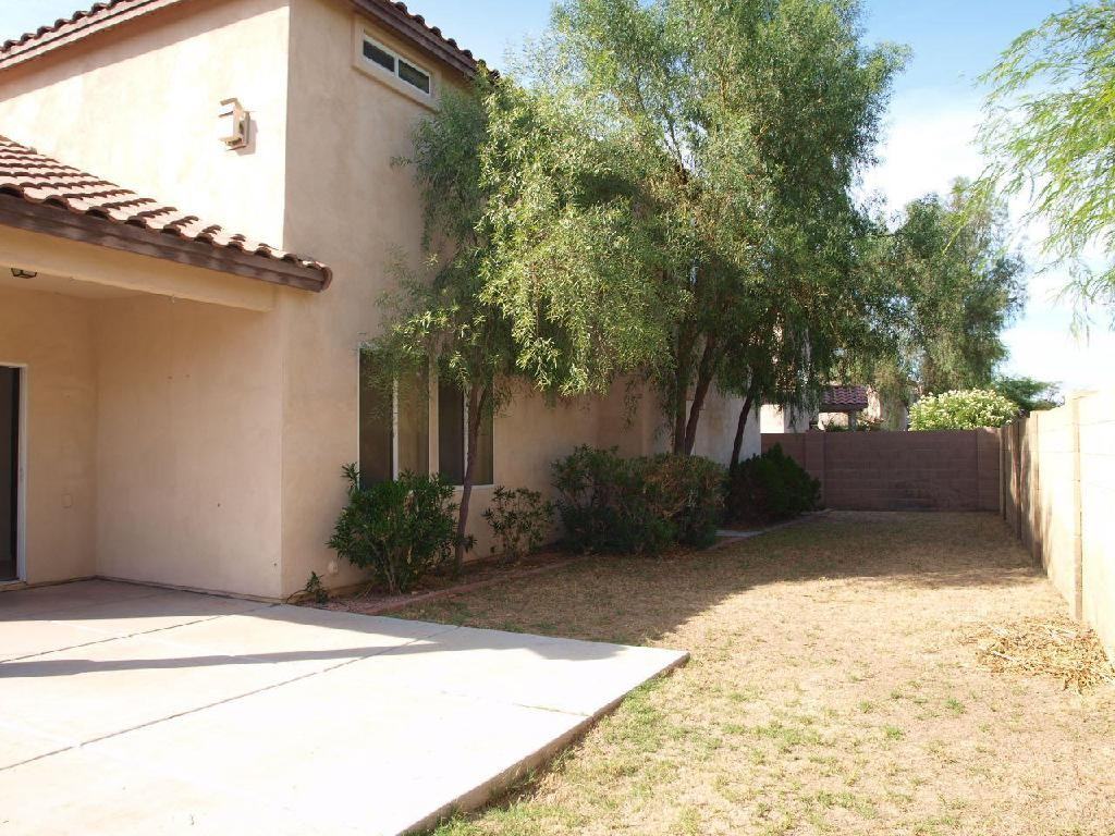 2185 N Mosley Dr - Photo 2 of 7