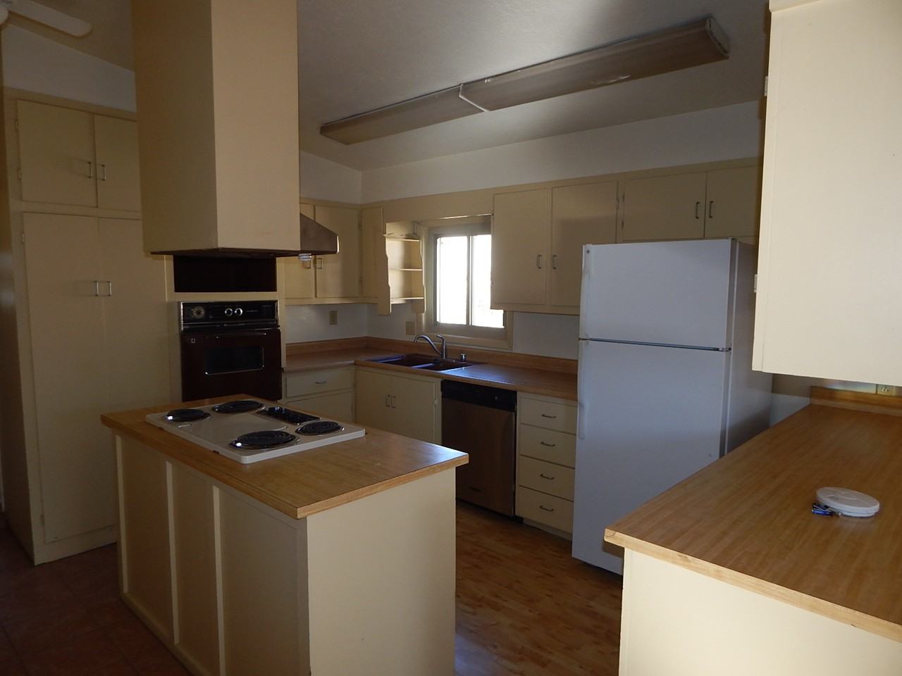 105 Spruce St - Photo 3 of 14