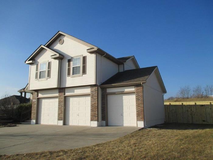 1602 Fairway Ct - Photo 3 of 26