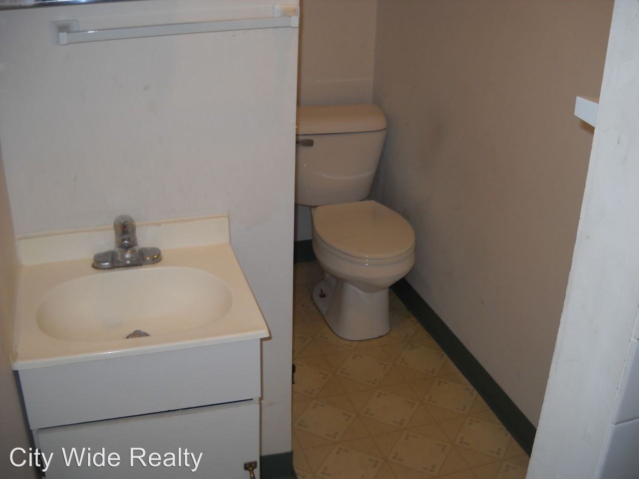 523 S 52nd street - Photo 3 of 35