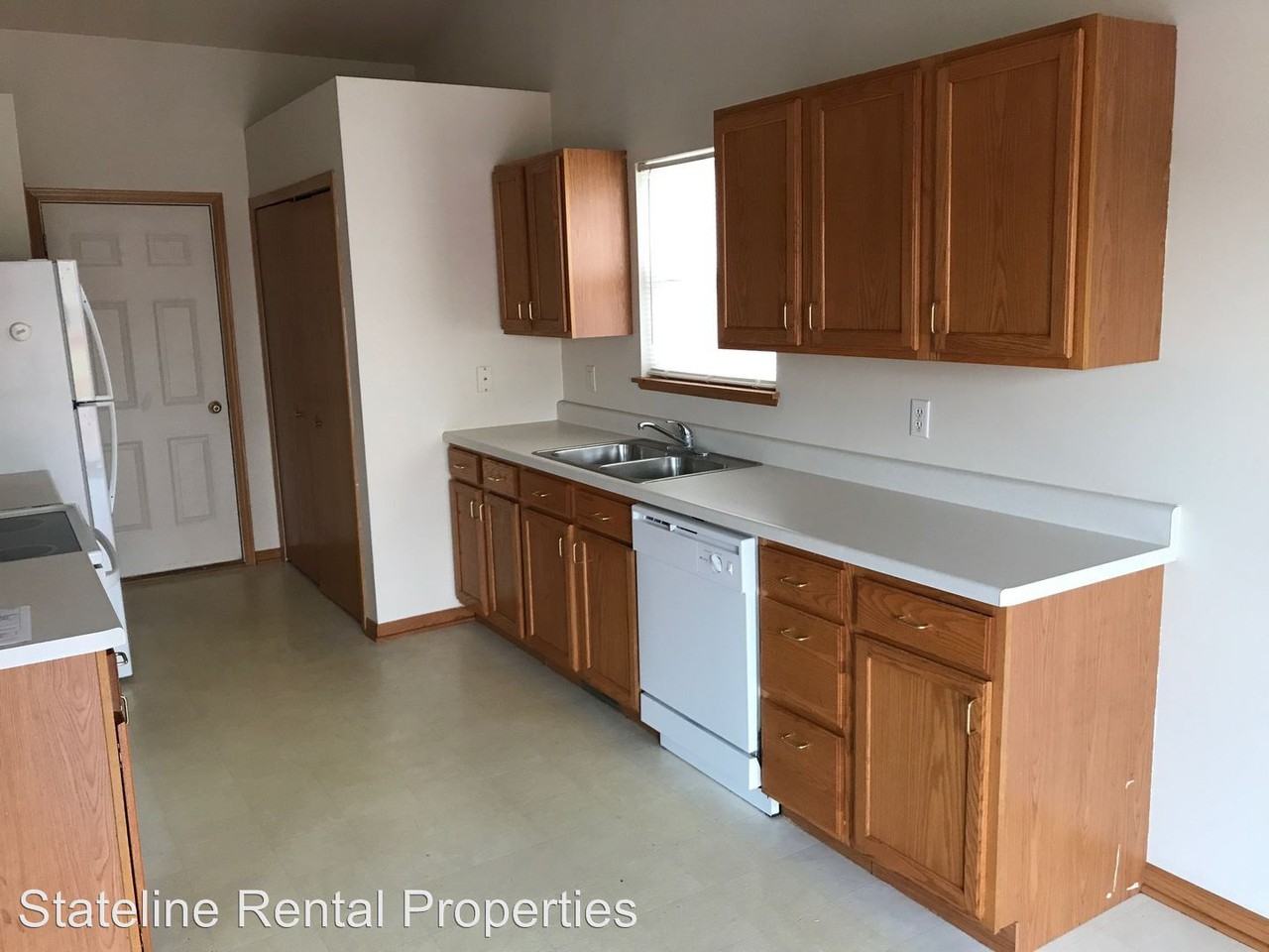 210 Bree Dr - Photo 3 of 10