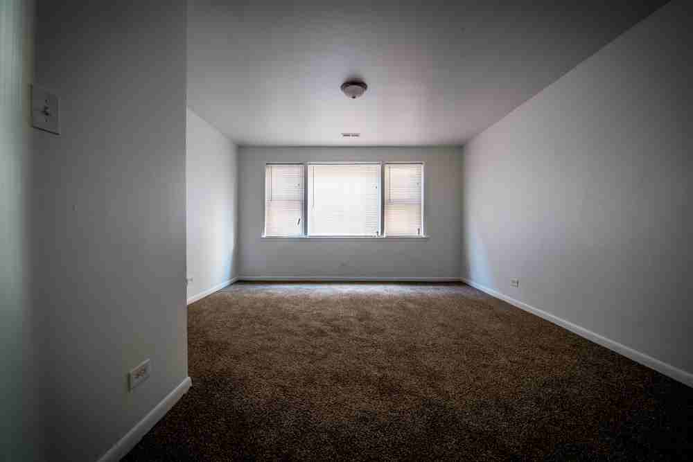 10933 S Vernon Ave - Photo 2 of 5