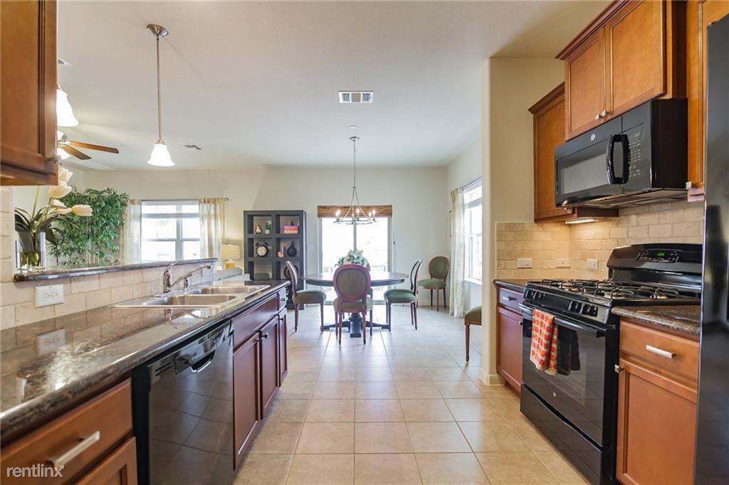 1620 Bryant Dr - Photo 3 of 9