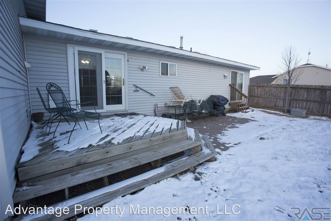 405 Laura St - Photo 2 of 30