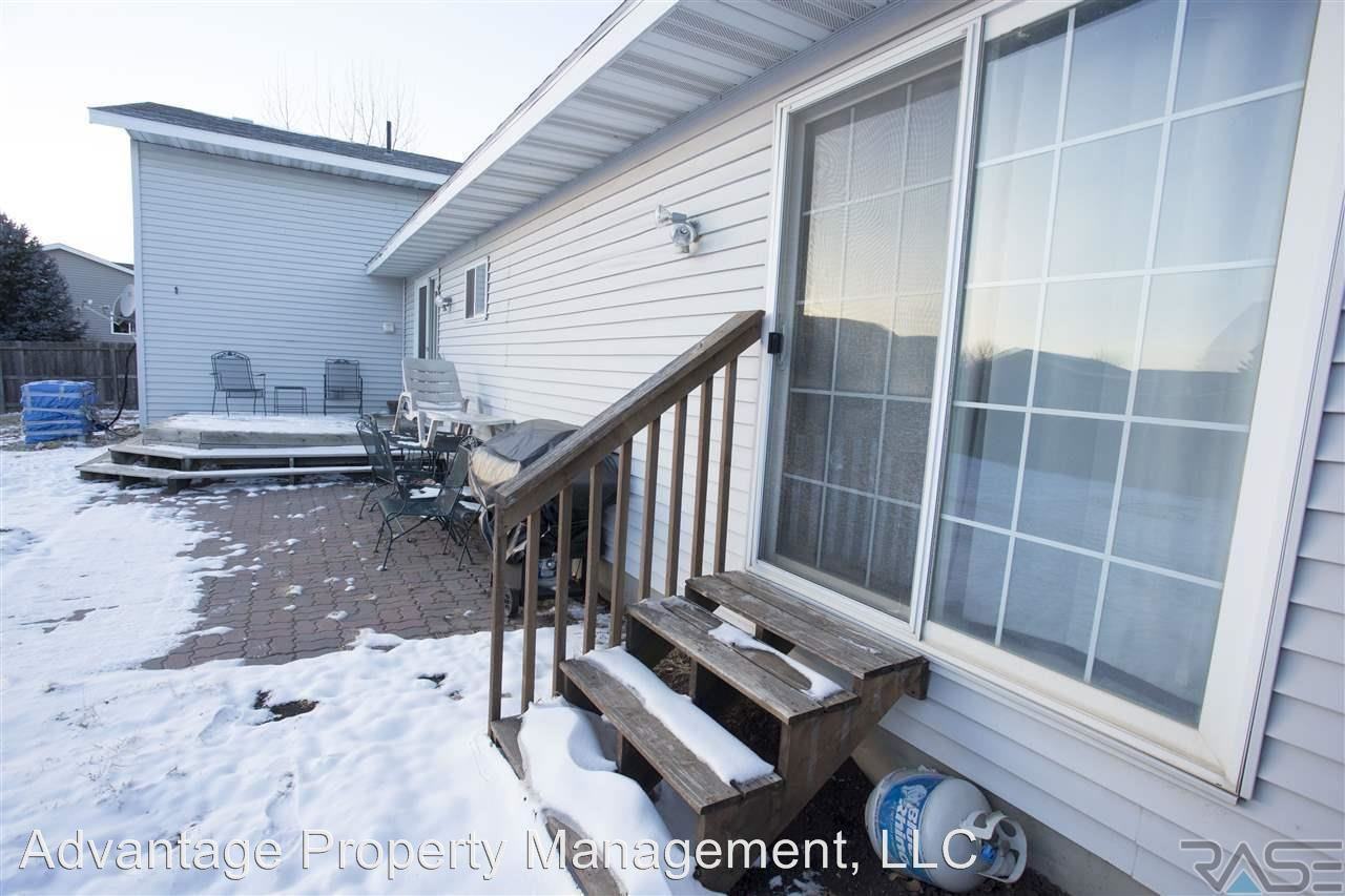 405 Laura St - Photo 3 of 30