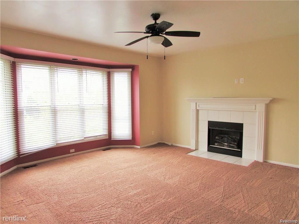 45443 Glengarry Blvd - Photo 2 of 7