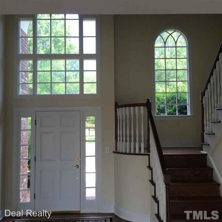 215 Muirfield Ln - Photo 3 of 17