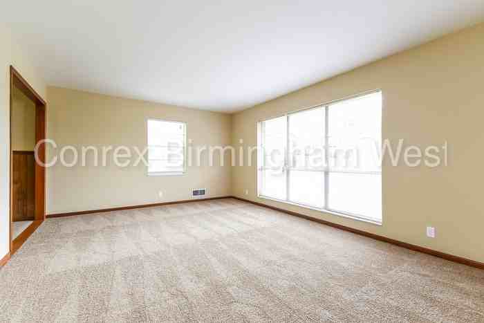 300 11th St - Photo 2 of 8