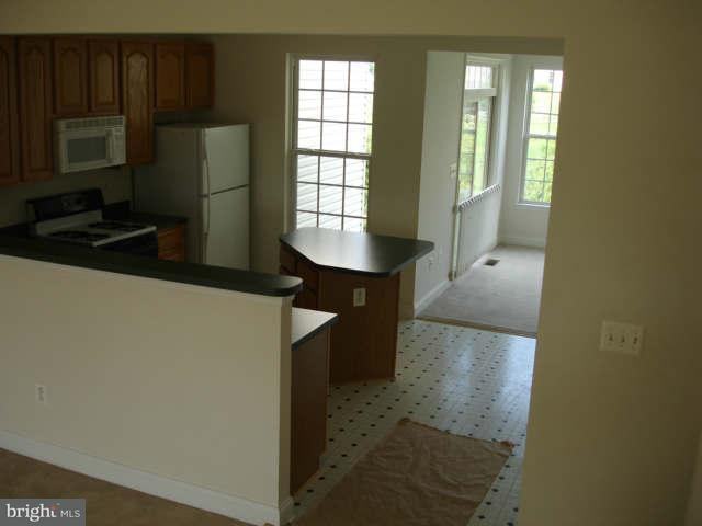 880 Stonehurst Dr - Photo 3 of 6