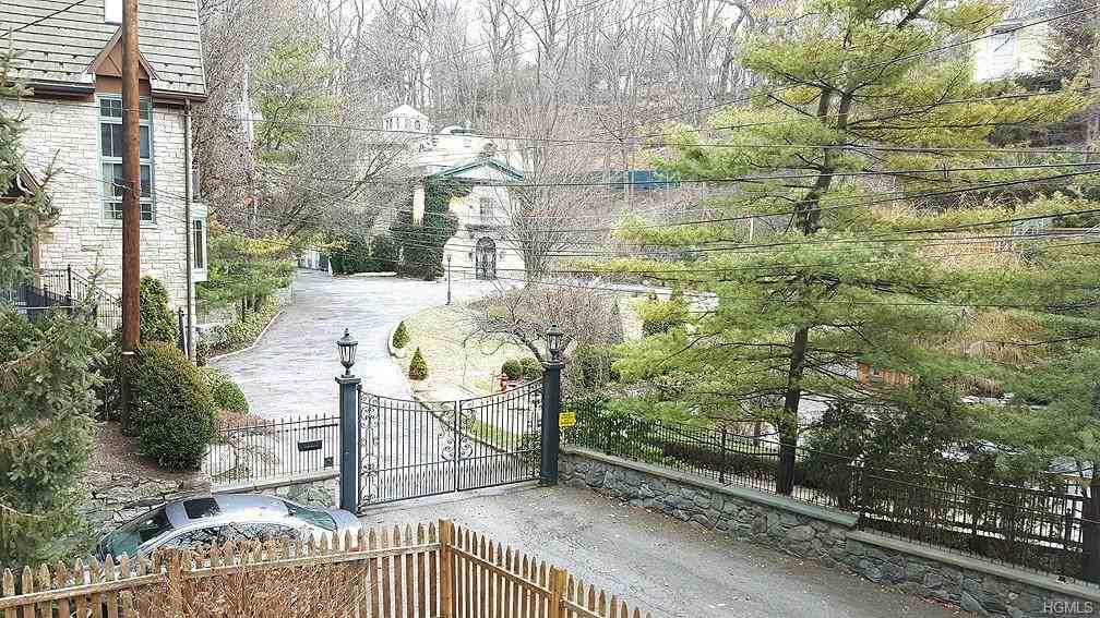 23 Cropsey Ln - Photo 2 of 12