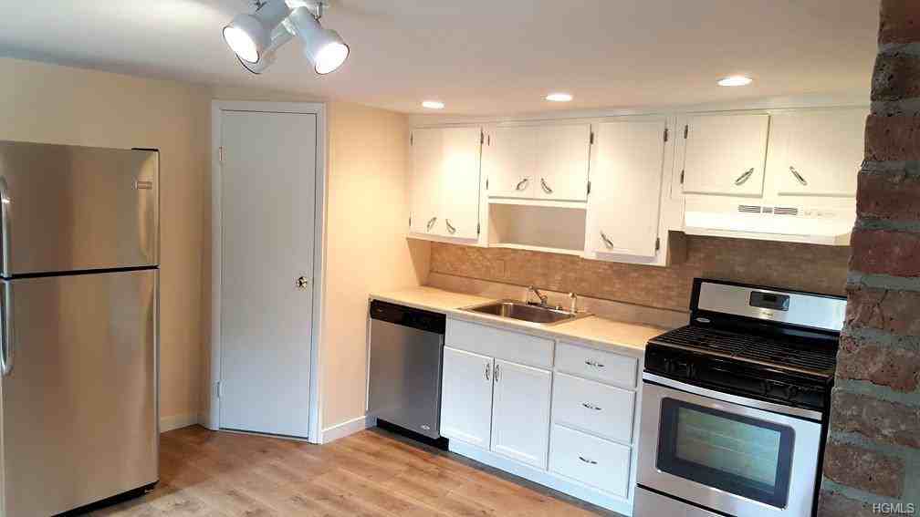 23 Cropsey Ln - Photo 3 of 12