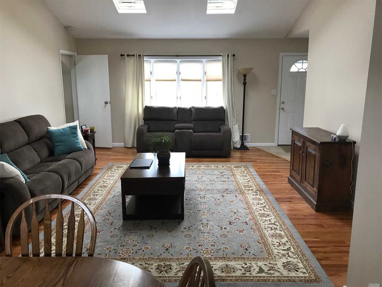 830 Sayville Ave - Photo 3 of 10