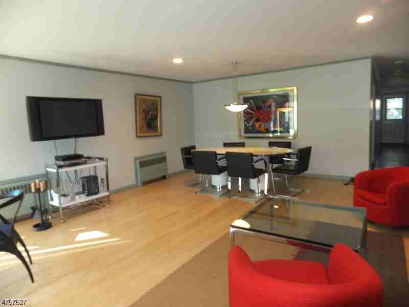 17 Pompton Ave - Photo 2 of 12