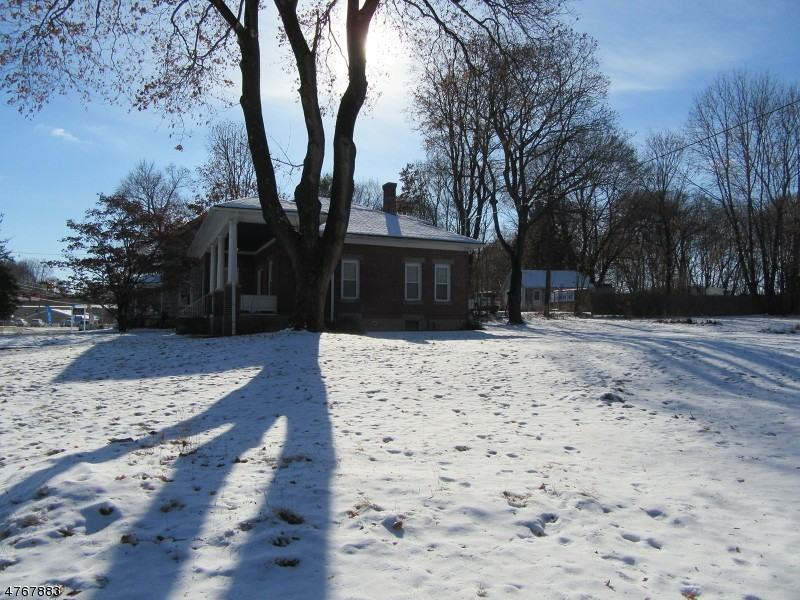 211 Main St - Photo 3 of 10