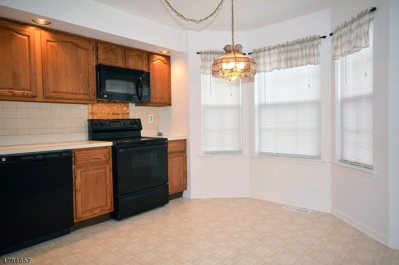 102 Pinehurst Dr - Photo 3 of 10